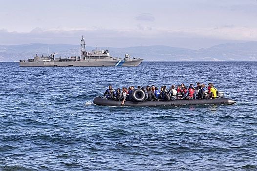 Десятки разложившихся трупов нашли на дрейфующей в море лодке