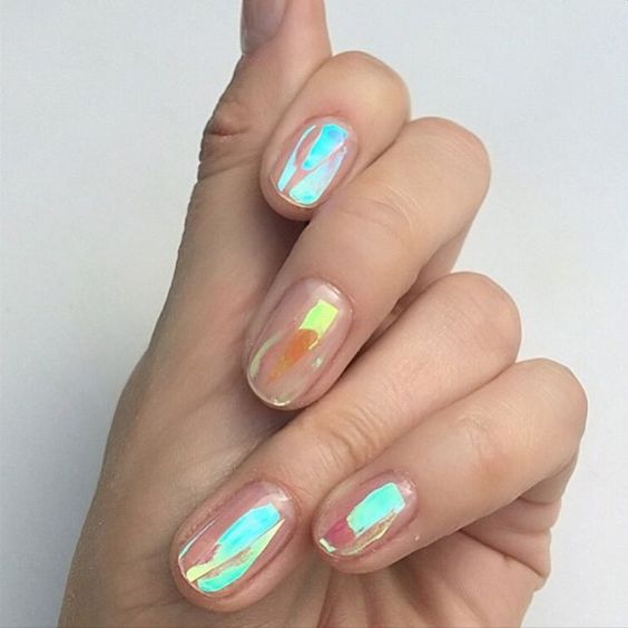 Новый тренд на замену «глазированному» маникюру – aurora nails