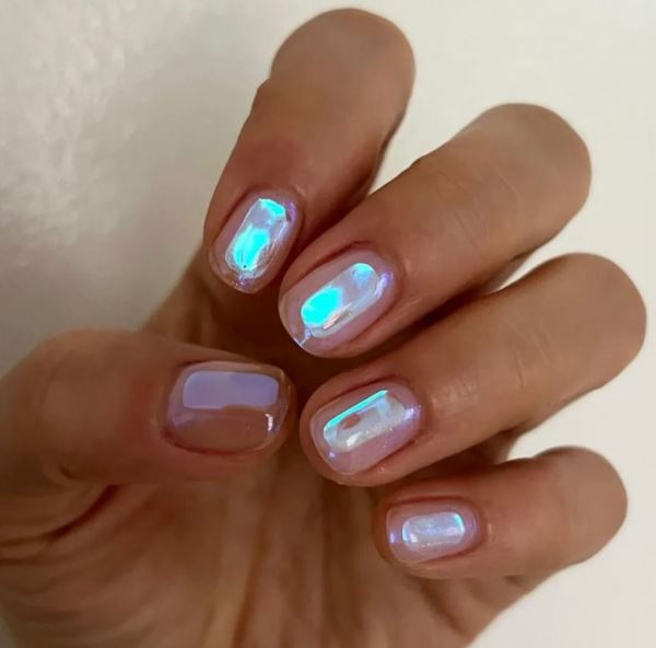 Новый тренд на замену «глазированному» маникюру – aurora nails