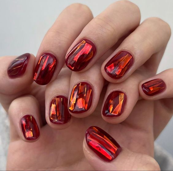 Новый тренд на замену «глазированному» маникюру – aurora nails